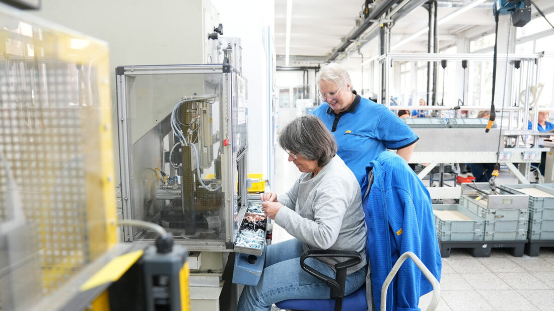 Amberg. Beim Schichtwechsel haben Mitarbeitende von Siemens und den Jura-Werkstätten für einen Tag ihre Arbeitsplätze getauscht und Einblicke in Zusammenarbeit und Fertigung gewonnen. Im Fokus: Inklusion, Teilhabe und Respekt.