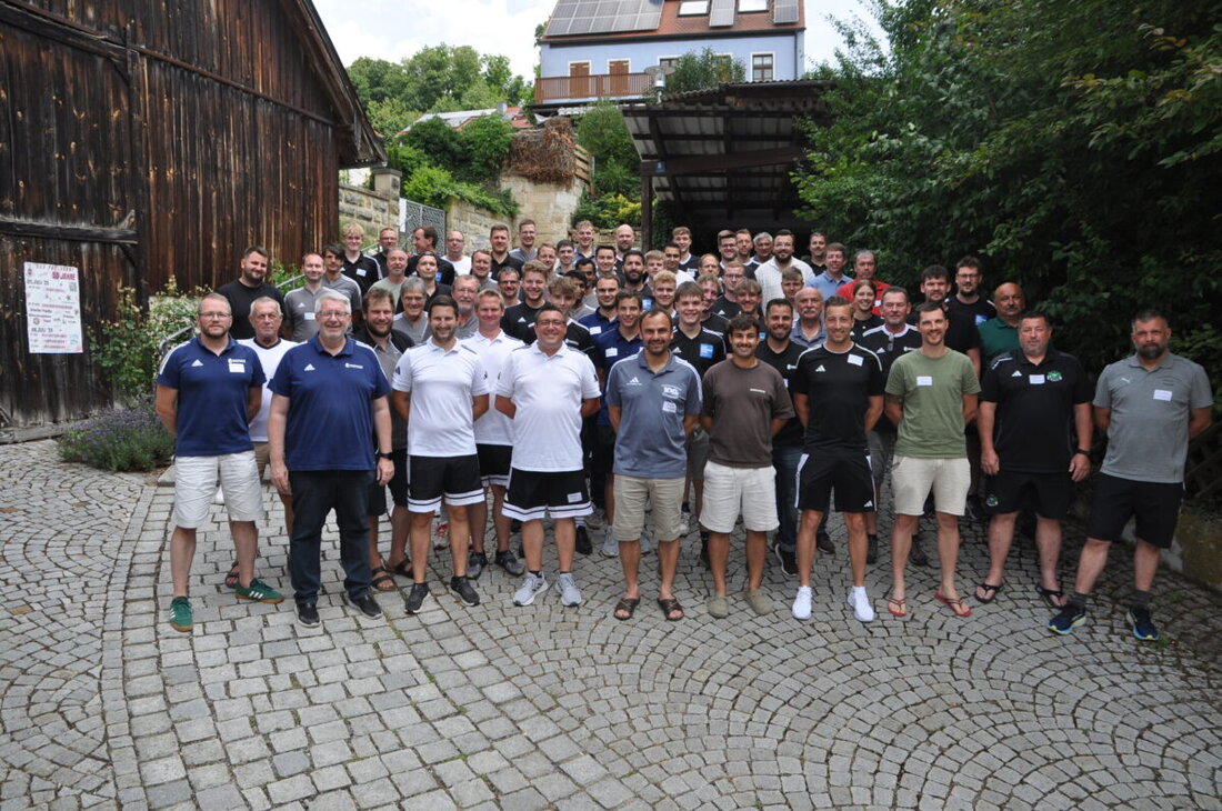 Paulsdorf. Bezirksliga-Schiedsrichter der Oberpfalz bereiten sich mit Fitnesstests und Regeltests auf die neue Saison vor. Drei langjährige Aktive wurden feierlich verabschiedet und Probleme an Doppelspieltagen sowie Regeländerungen thematisiert.