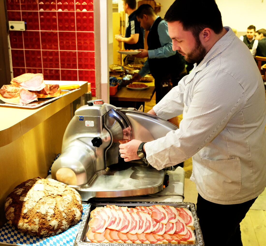 Neustadt am Kulm. Das Schinkenfest lockte am Wochenende zahlreiche Besucher, die den traditionell hergestellten "Kulm-Schinken" genießen konnten. Fußballer servierten die Delikatesse zusammen mit Brot und regionalen Schnäpsen, umrahmt von Volksmusik.