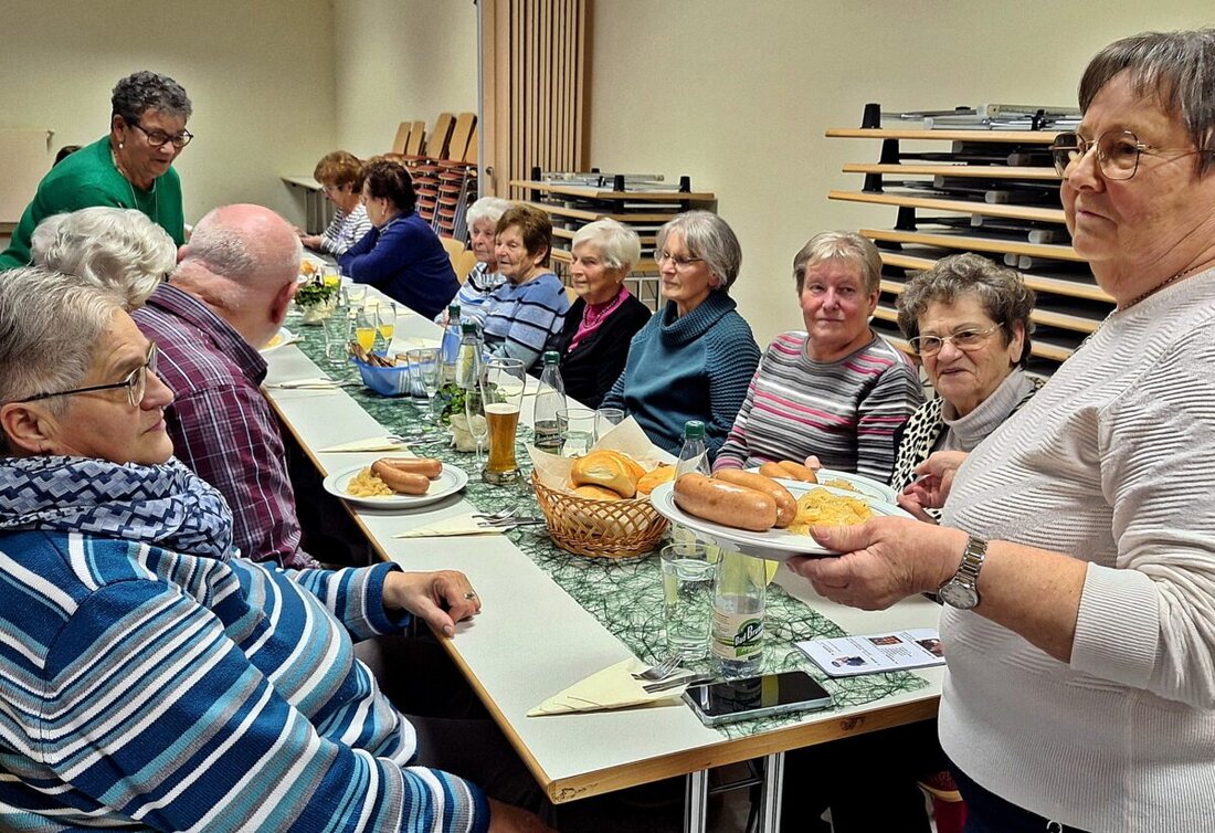Schirmitz. Über 50 Senioren starteten das neue Jahr mit Segen, Humor und einem stimmungsvollen Programm im Pfarrsaal. Beim Zusammenkommen wurden Sekt, Würstl und Sauerkraut gereicht, begleitet von einem optimistischen Ausblick auf das Jahresprogramm.