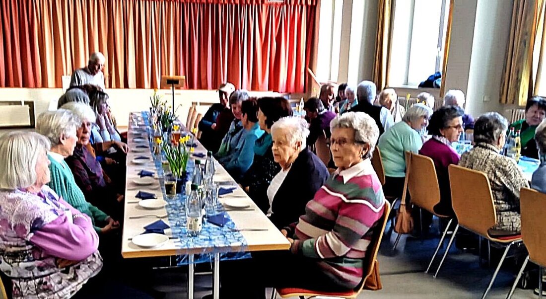 Schirmitz. Die Pfarrgemeinde feierte Aschermittwoch mit Andacht, Aschenauflegung und einem geselligen Fischessen im Zeichen der Buße und Erneuerung. Der Tag begann mit einer feierlichen Andacht, gefolgt von einem gemeinschaftlichen Mahl und Austausch.