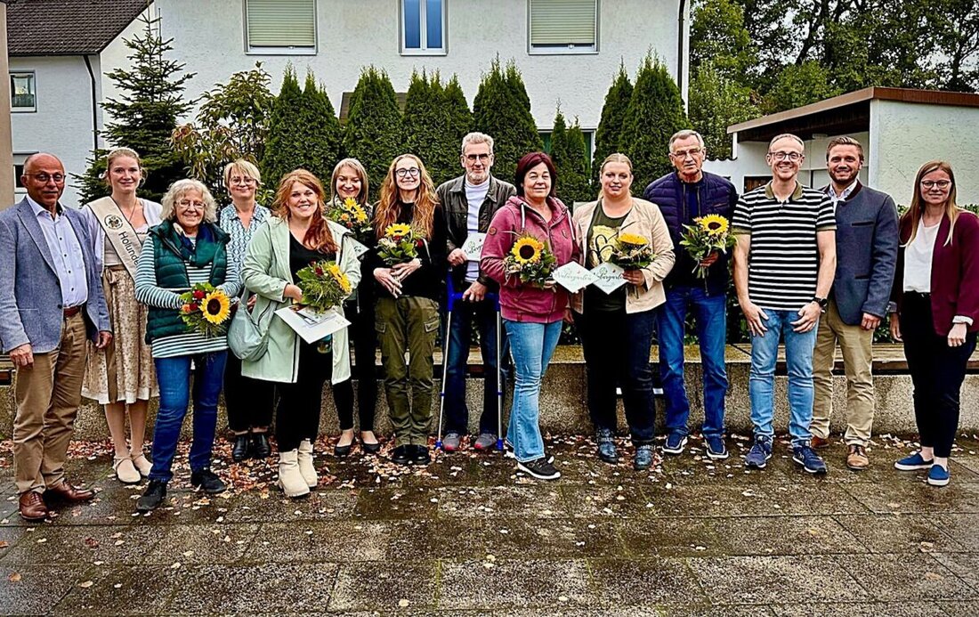 Schirmitz. Frisch ausgezeichnete "Bayern blüht-Naturgarten"-Besitzer erhielten Urkunden, die ihre Gärten als Beitrag zur Artenvielfalt würdigen. Insgesamt wurden im Landkreis Neustadt zwölf Naturgärten zertifiziert.