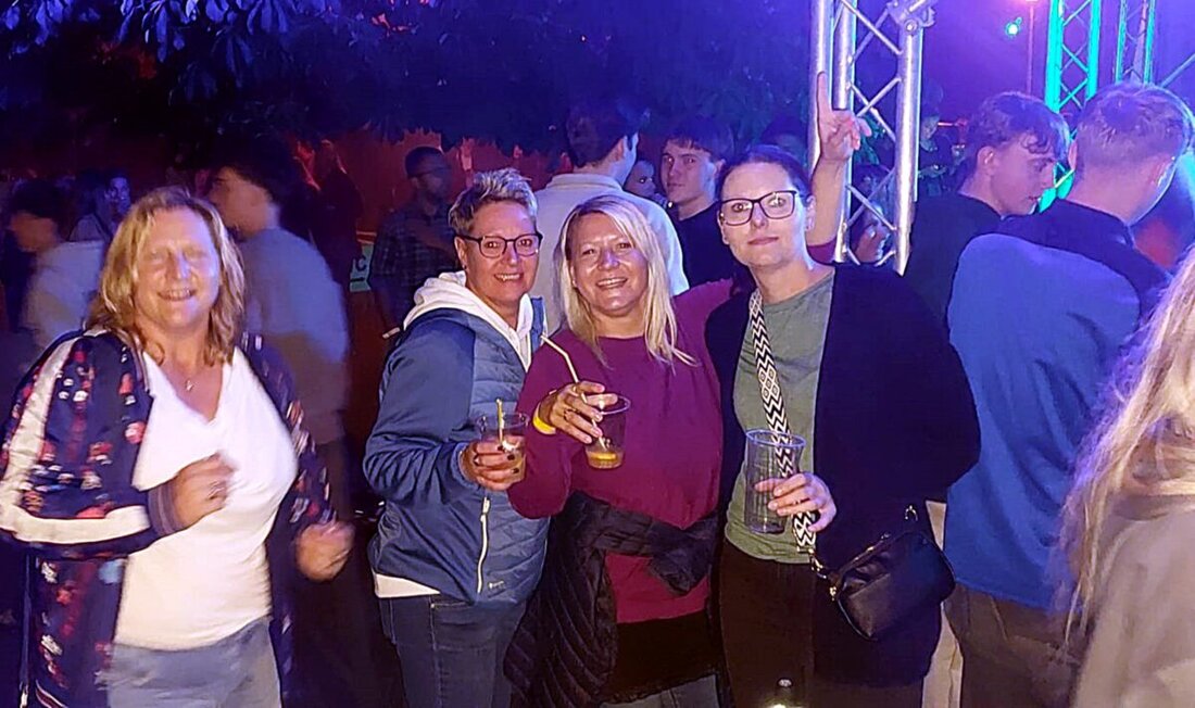 Schirmitz. Der Himmel grau, die Prognose durchwachsen und doch: Die neunte Beachparty der SpVgg Schirmitz ging über die Bühne wie ein Sommermärchen auf Sand.