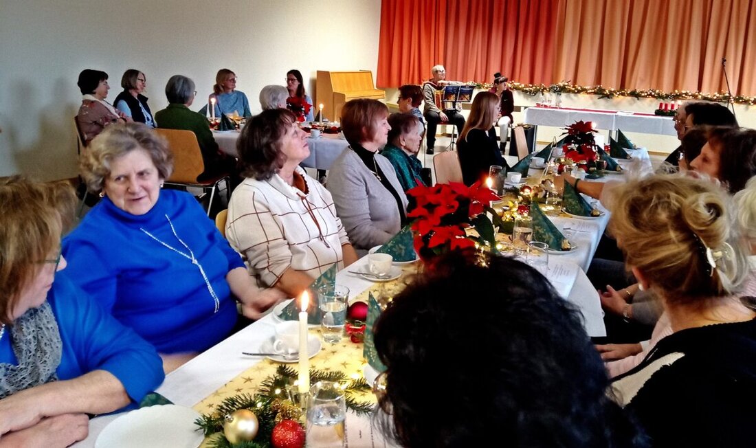 Schirmitz. Der Frauenbund hielt im Pfarrheim eine von Hoffnung geprägte Adventsfeier. Mit Geschichten, Musik und Gemeinschaft stimmten sich die Mitglieder auf Weihnachten ein.