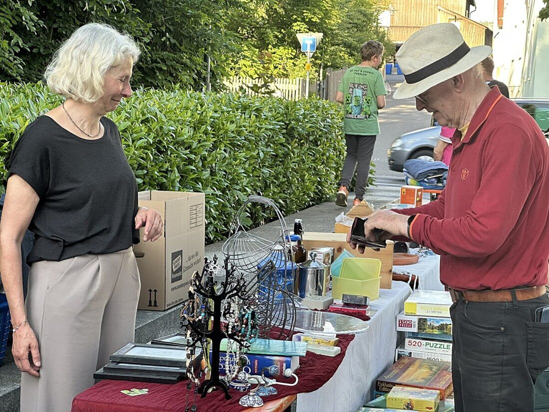 Schirmitz. Der Nachtflohmarkt des Kulturkreises verband am lauen Juniabend Grillduft und gute Laune, zog Schnäppchenjäger sowie Nachbarn an und förderte ohne kommerziellen Wettbewerb das Gemeinschaftsgefühl. Über 20 private Anbieter und ein Beitrag für den Naturpark unterstrichen das Dorfleben.