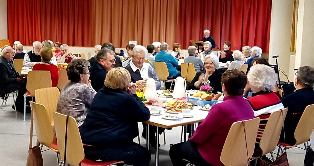 Schirmitz. Senioren aus Schirmitz und Umgebung genossen ein gemeinsames Frühstück im Pfarrsaal, geprägt von Geselligkeit und kulinarischem Genuss.