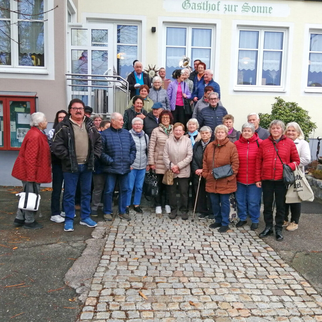 Maxhütte-Haidhof. 46 Seniorinnen und Senioren kehrten zum Schlachtschüsselessen im „Gasthof zur Sonne“ in Brunn bei Fischbach ein und feierten bei Musik. Weil das Wirtshaus 2026 schließt, war es wohl die letzte Fahrt.