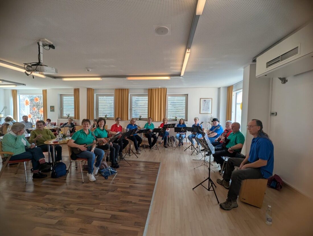 Burglengenfeld. Im Bürgertreff sorgte ein Schlagernachmittag im Seniorenprogramm für Stimmung: 70 Gäste sangen zu Klassikern der 1950er- und 1960er-Jahre mit, begleitet von den Ukulelos der vhs Städtedreieck.