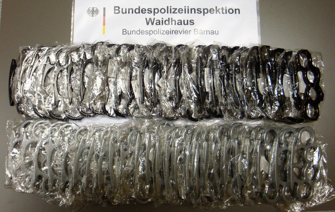 Waldsassen. So etwas haben die Zivilbeamten des Bundespolizei bislang noch nie zu Gesicht bekommen: Zwei junge Oberbayern versuchten, sage und schreibe 50 in Deutschland nicht erlaubte Schlagringe über die Grenze [&hellip;]