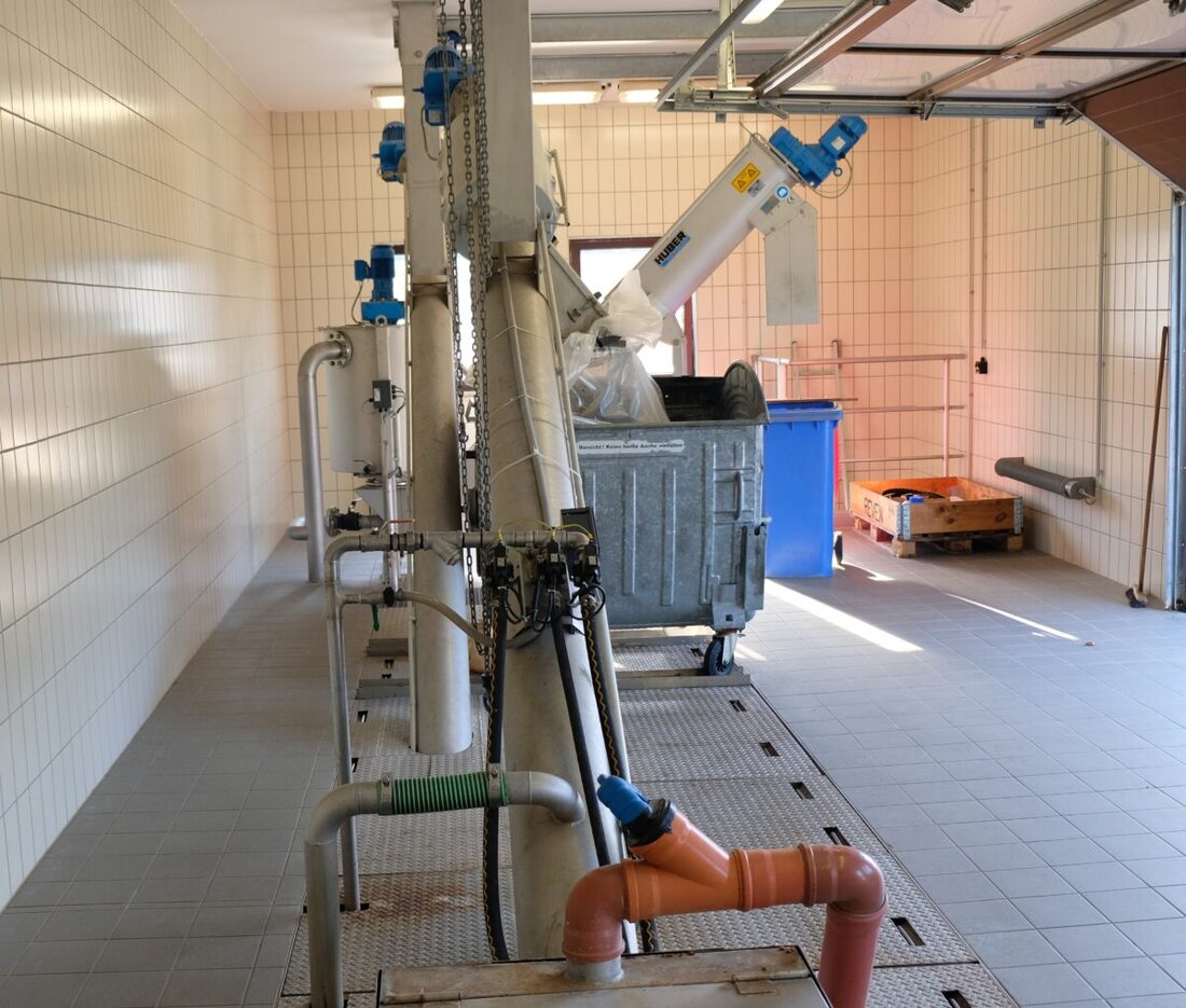 Schlammersdorf. Die Gemeinde behält die Grundsteuer ab 2025 aufkommensneutral bei und hofft auf Fördergelder für Kleinprojekte wie einen Defibrillator und Veranstaltungsbühne. Ab 1. Januar steigt die Abwassergebühr auf 4 Euro pro Kubikmeter.