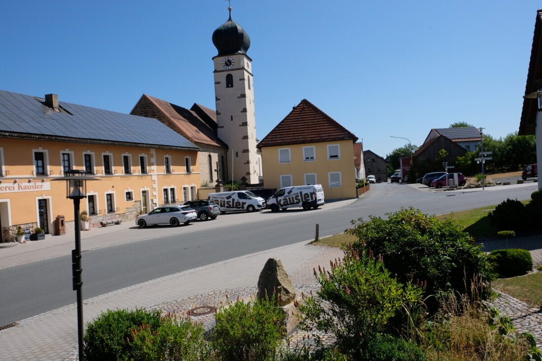 Schlammersdorf. Über acht Hektar Ackerland zwischen Menzlas und der Gemeindegrenze bei Höflas soll mit PV-Modulen bestückt werden. Eine gute Idee, sagen Bürgermeister und Gemeinderat. Gut besetzt waren die Zuhörerplätze bei der Gemeinderatssitzung im Bürgerhaus.
