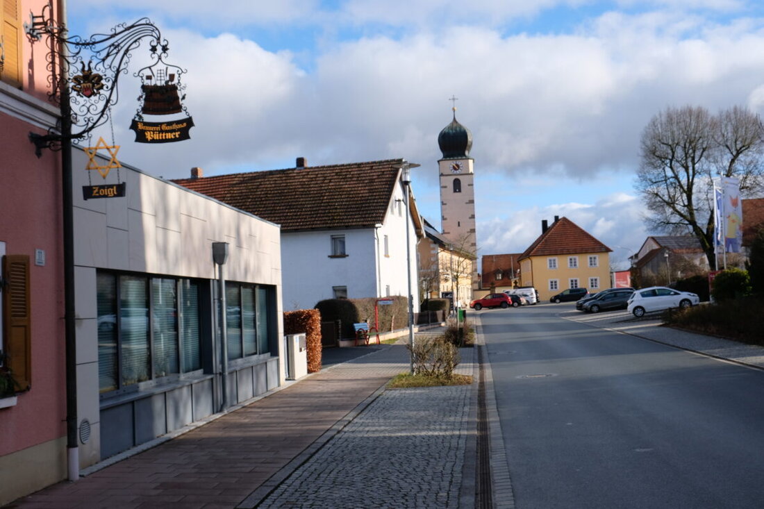 Schlammersdorf. Bürgermeister Johannes Schmid stellt die positive Entwicklung der 874-Einwohner-Gemeinde vor, betont Schuldenfreiheit und zukünftige Investitionen wie Breitbandausbau. Die Gemeinde plant außerdem den Bau eines interkommunalen Radweges und setzt auf eine vorausschauende Finanzpolitik.