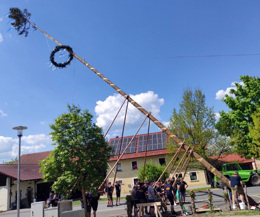 Schlammersdorf. Die Gemeinde Schlammersdorf hat sich auch in diesem Jahr wieder als wahre „Hochburg“ der Maibäume präsentiert. In allen fünf Ortsteilen wurden die traditionellen Frühlingsboten aufgestellt – ein sichtbares Zeichen für den Gemeinschaftsgeist und die gelebte Brauchtumspflege in der Region.