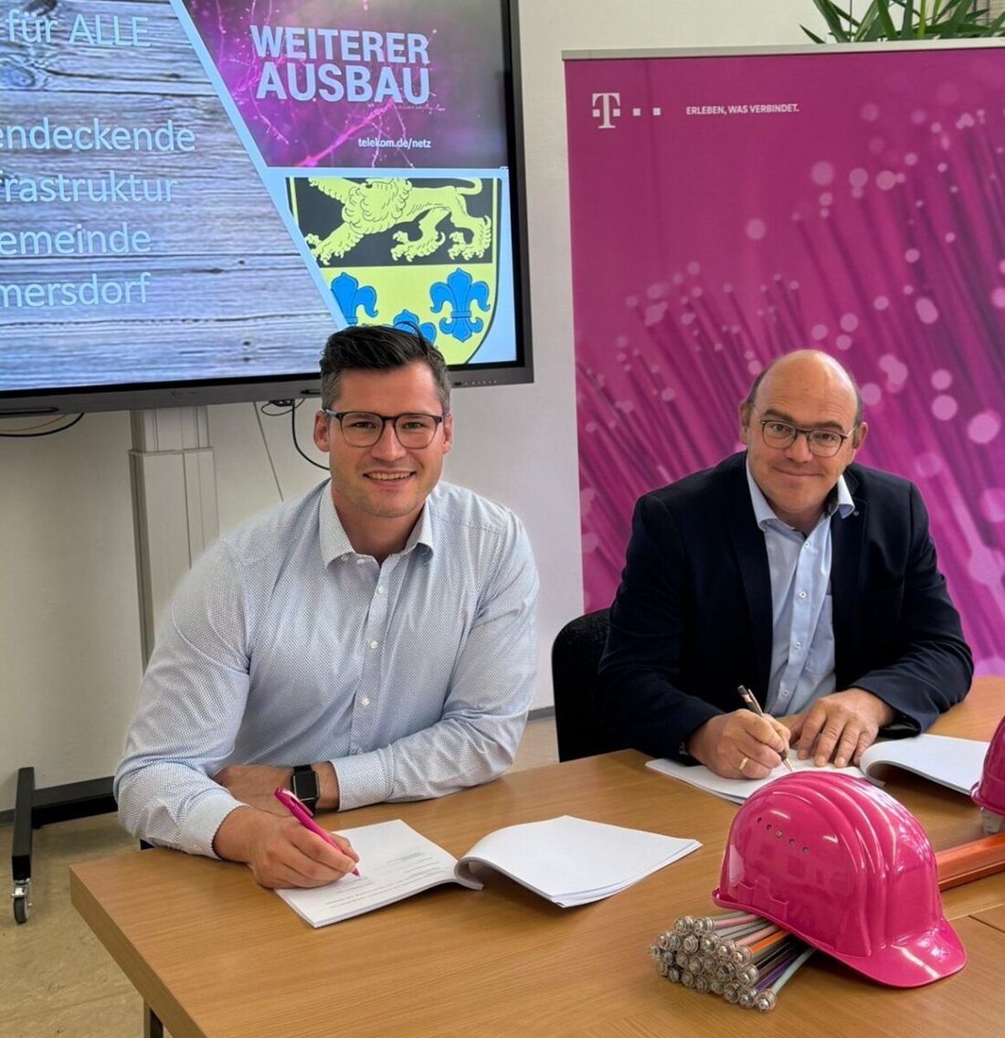 Schlammersdorf. Die Gemeinde unterzeichnet Vertrag mit Telekom für flächendeckenden Glasfaserausbau bis 2028, der alle 311 Adressen mit Gigabit-Netz versorgt. Kosten von 1,155 Millionen Euro zum Großteil durch Bund und Land gefördert, für Bürger entstehen keine Anschlusskosten.