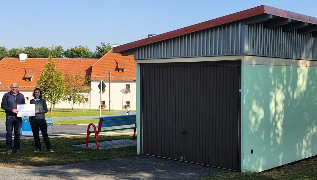 Schlammersdorf. Corinna Leißl, die neue ILE-Managerin, besuchte Menzlas, um sich über durchgeführte Kleinprojekte zu informieren, darunter die Beschaffung von Faltpavillons und die Verbesserung einer Garage, die insgesamt 13.000 Euro kosteten.