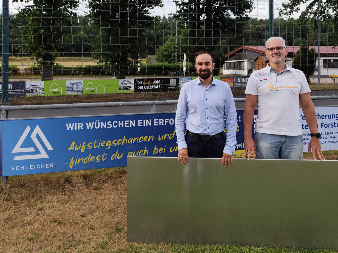 Pressath. Ludwig Schleicher Anlagenbau hat dem TSV Pressath sieben Aluminium-Bandentafeln im Wert von 800 Euro gespendet. Die Tafeln dienen als Abgrenzung und Werbeträger am Sportplatz.