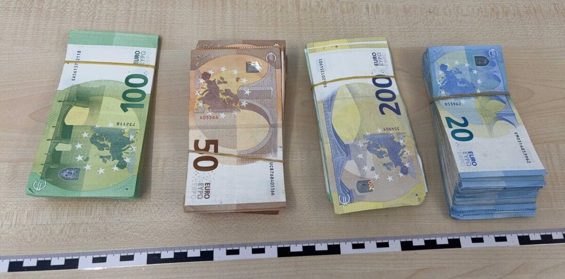 Waldsassen. Bei einer Schleierfahndung am Grenzübergang kontrollierten Beamte drei Einreisende und entdeckten mehr als 20.000 Euro Bargeld. Die Kriminalpolizei Weiden ermittelt wegen Geldwäsche und sicherte zwei Mobiltelefone.