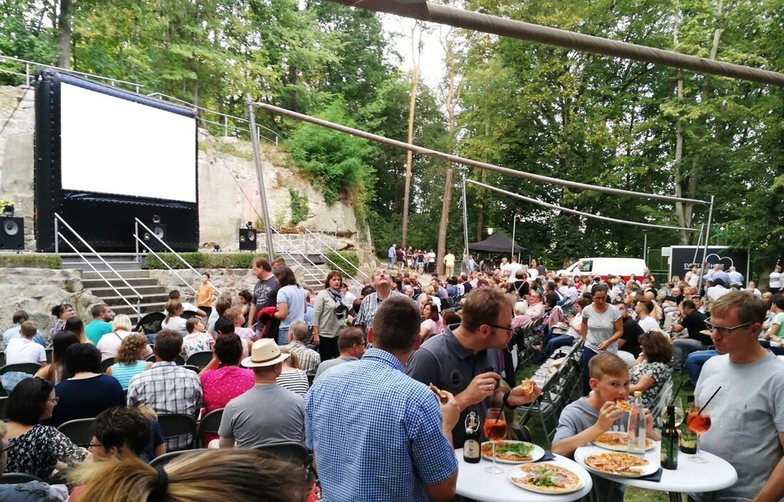 Grafenwöhr. Enormer Andrang beim Schlemmerkino! Über 600 Kinobesucher sicherten sich einen der heiß begehrten Plätze zur Kinovorstellung von “Sauerkrautkoma” unter freiem Himmel. Von Kristine Mann  Letztes Jahr machte das Wetter [&hellip;]