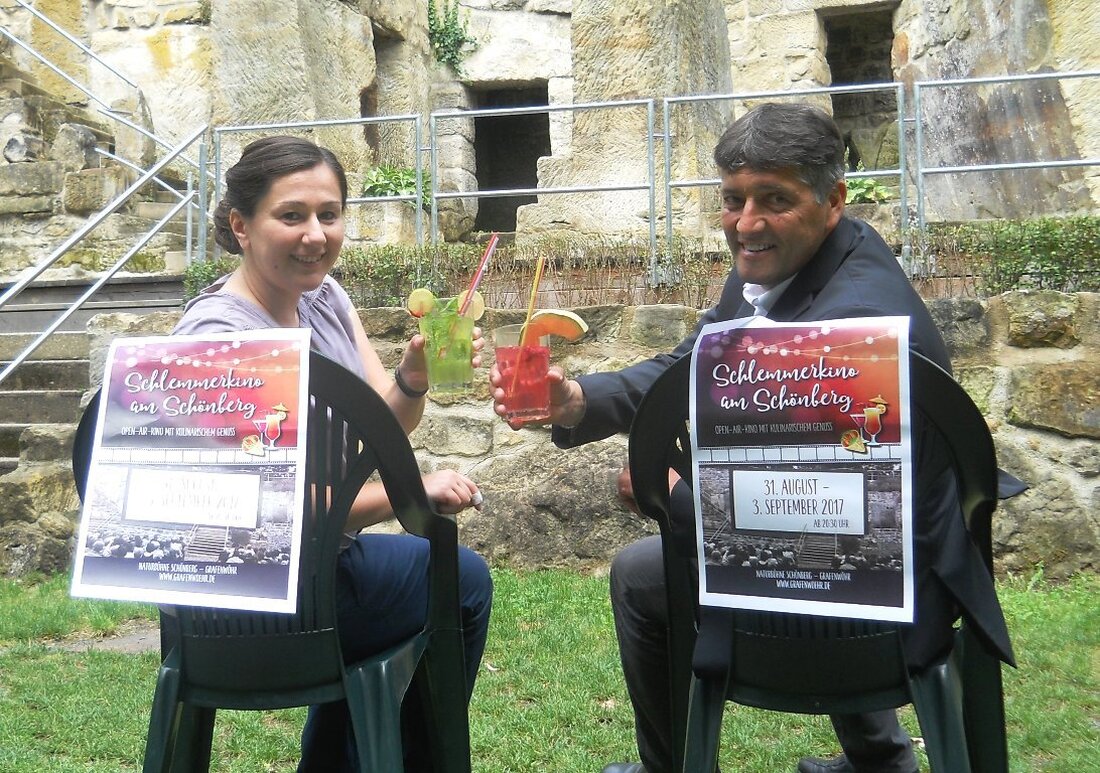 Grafenwöhr. „Cheers!“, prosten sich Bürgermeister Edgar Knobloch und Kulturmanagerin Birgit Plößner mit fruchtigen Drinks zu. Die beiden haben es sich am Schönberg schon mal probeweise für eine neue Veranstaltung im Kinosessel [&hellip;]