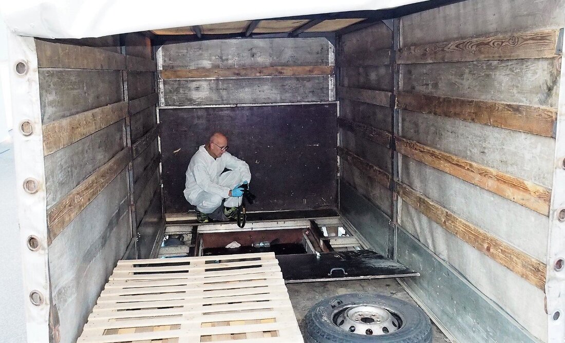 Waidhaus/Pleystein. Die Polizei hat bei Pleystein zwei Schleuser aufgegriffen. Sie brachten acht Menschen von Rumänien aus nach Deutschland. Diese mussten zwölf Stunden auf engstem Raum und unter menschenunwürdigen Umständen unter doppeltem [&hellip;]
