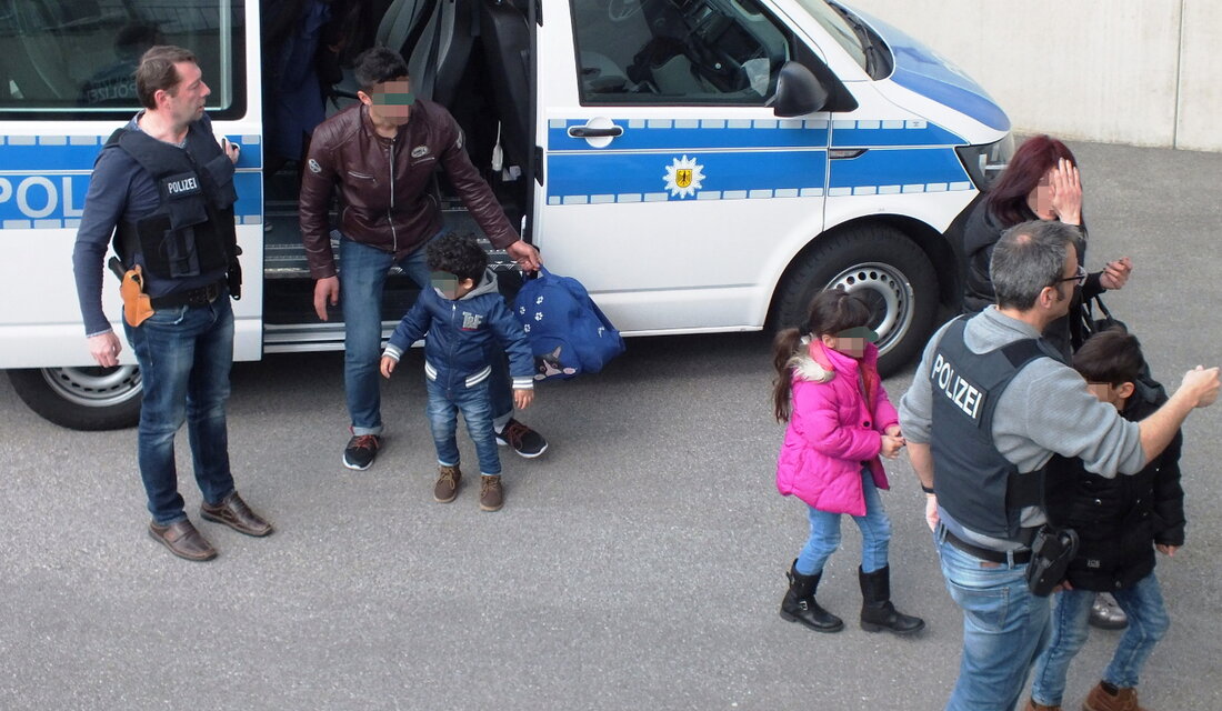 Leuchtenberg/Waidhaus. Sie waren vor zwei Tagen in Rumänien aufgebrochen. Seither hatten sich die Migranten ununterbrochen auf der Ladefläche eines bisher unbekannten Lastwagens aufgehalten. Kurz nach Passieren der tschechisch-deutschen Grenze lud der Schleuser [&hellip;]