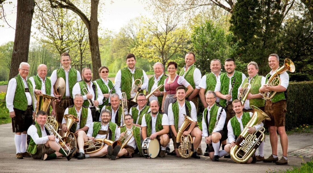 Eslarn. Die Blaskapelle "Schlossberger" beginnt die Saison 2025 mit drei Events, inklusive einem Starkbierfest in Eslarn und Ernst-Mosch-Gedächtniskonzerten in Vohenstrauß. Tickets für die Konzerte sind online und an lokalen Vorverkaufsstellen erhältlich.