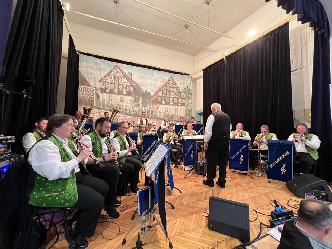 Eslarn/Svatava. Zum 100. Geburtstag der Blasmusik-Ikone Ernst Mosch treffen sich Musikfreunde am Geburtsort in Svatava. Die Schlossbergkapelle aus Eslarn ehrt das Erbe mit Gottesdienst, Gedenktafel und Konzerten.