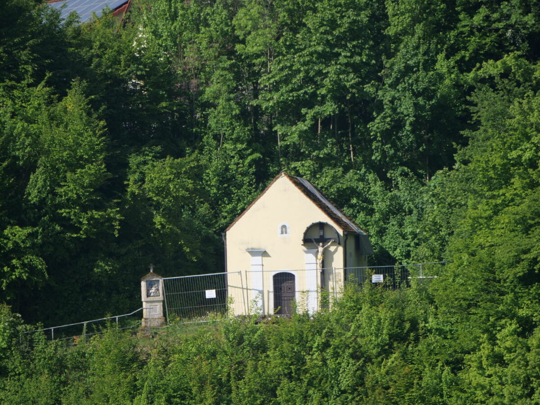 Rieden. Die Schlossbergkapelle in Rieden soll dank vier öffentlicher Förderzusagen und umfangreichem bürgerschaftlichem Engagement saniert werden. Insgesamt belaufen sich die Fördermittel auf rund 230.000 Euro, wobei das lokale Engagement vor Ort zusätzliche Unterstützung bietet.