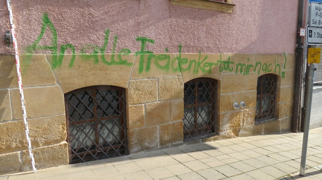 Pressath. Dass Unbekannte in Pressath Rathaus, Schule und Kirche mit Parolen beschmierten, sorgte im Februar für mächtig Ärger. Die Stadt Pressath hat jetzt eine 2.000 Euro-Belohnung ausgelobt. Die Täter haben [&hellip;]