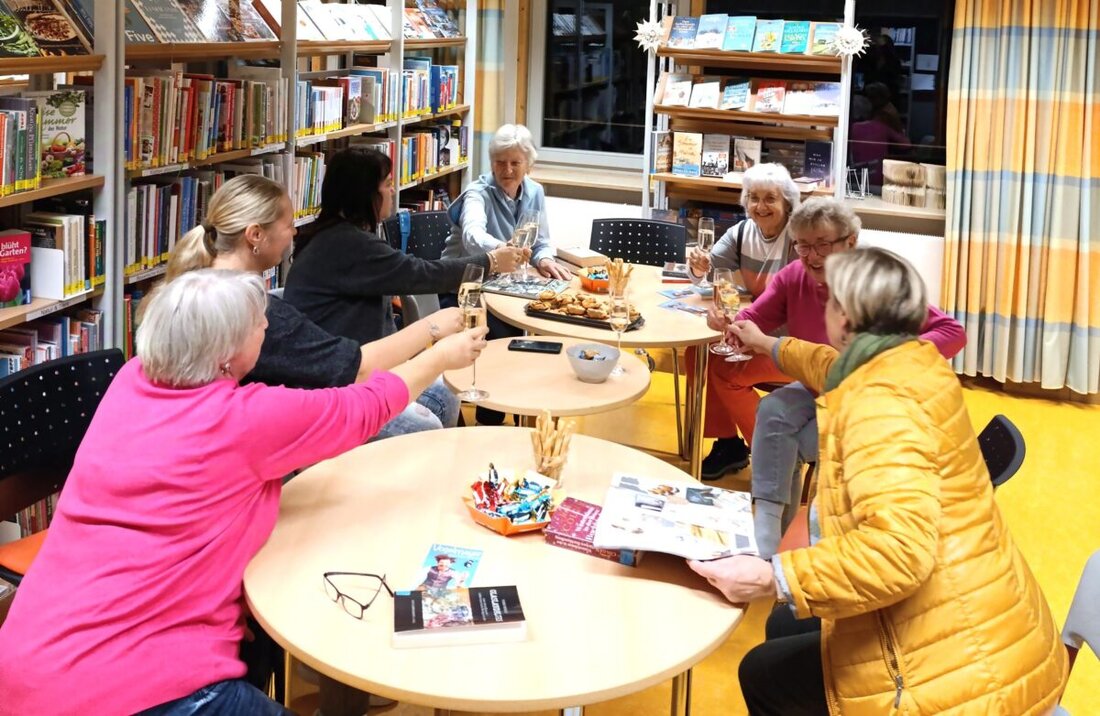 Eslarn. Das Büchereiteam veranstaltete einen Leseabend mit Sekt, bei dem Besucher aus dem Angebot von rund 5500 Medien auswählen und in gemütlicher Runde stöbern konnten. Die Aktion diente der Entspannung und Förderung der Gemeinschaft unter leidenschaftlichen Lesern.