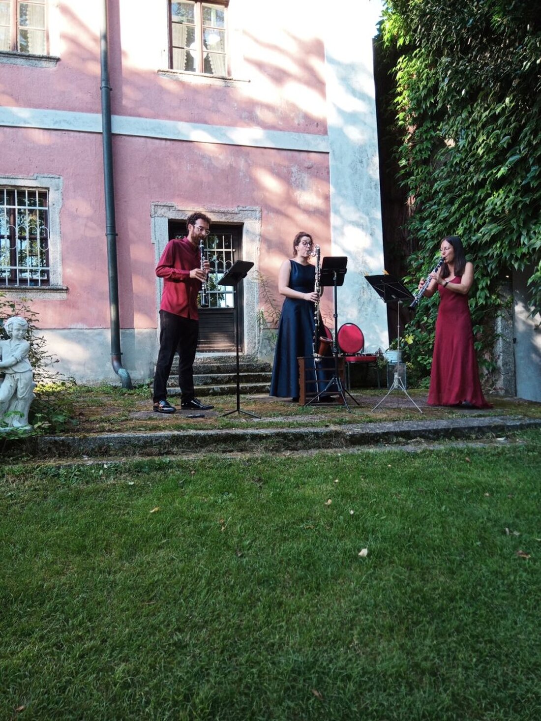 Wurz. Das Klarinettentrio Schmuck begeisterte am 9. August bei den Wurzer Sommerkonzerten mit ihrem vielseitigen Programm von Klassik bis Jazz. Die Musiker schufen eine perfekte klangliche Balance und eine intime Atmosphäre, die das Publikum faszinierte.