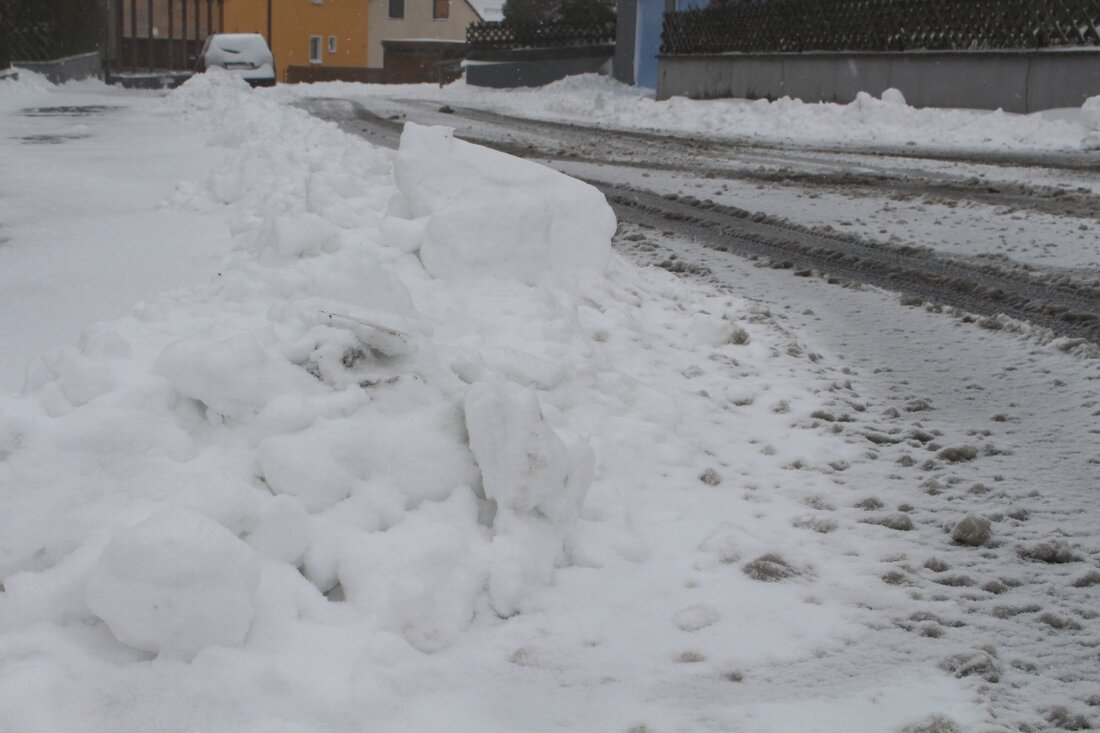 Konnersreuth. Durch Schneeverwehungen kam heute Morgen eine Frau mit ihrem Auto von der Straße ab und musste von der Feuerwehr aus dem Wagen befreit werden. Heute Morgen gegen 08.30 Uhr [&hellip;]