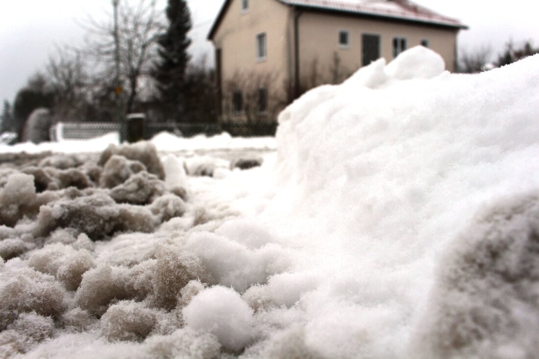 Bärnau. Der Fahrer eines Milchlasters verlor auf schneeglatter Straße die Kontrolle über seinen Lkw und krachte in einen Gartenzaun.  Am Freitagmorgen um 04.50 Uhr befuhr der Fahrer eines Milchtransporters die [&hellip;]