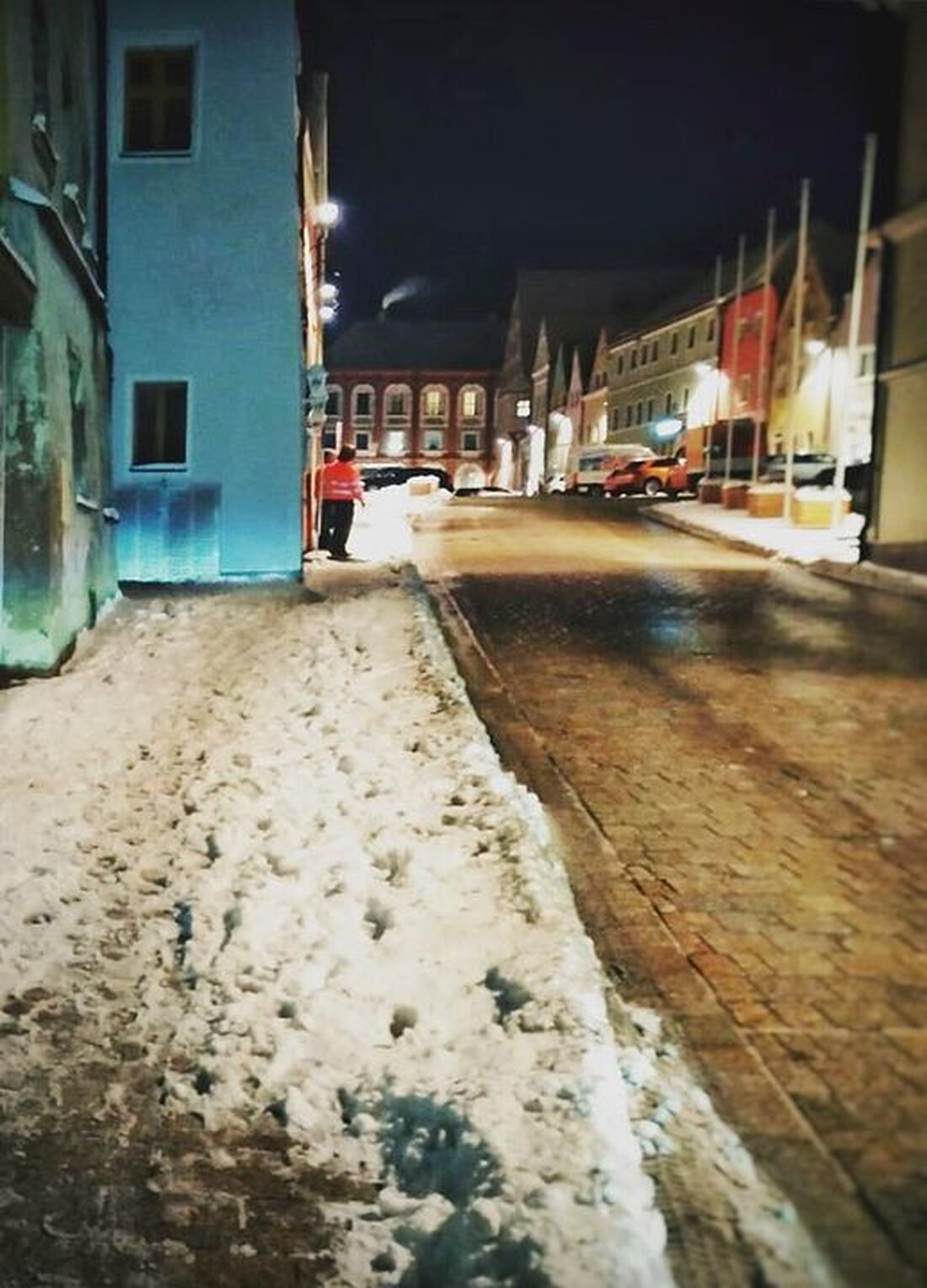 Neustadt/WN. Am Donnerstagabend stürzte eine Frau (78) aufgrund eines nicht geräumten Gehweges am Statdplatz und verletzte sich so schwer, dass ein BRK-Einsatz notwendig wurde. Die Frau kam mit leichten Verletzungen [&hellip;]