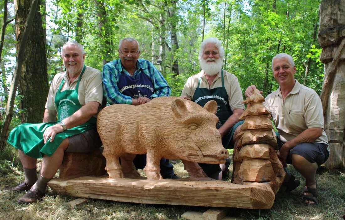 Grafenwöhr. Wer schon einmal am Naturerlebnispfad Bierlohe entlang spaziert ist, dem sind bestimmt die Figuren entlang des Weges aufgefallen: Eine Hasenfamilie, ein Biber und ein Bär in Lebensgröße zum Beispiel. [&hellip;]