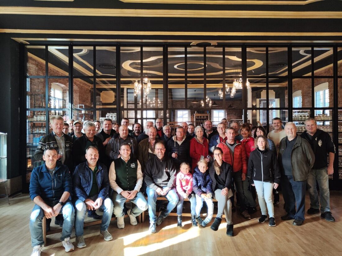 Pirk. Der Schnupferclub Safari unternahm eine Tagesfahrt mit Besichtigung der Brennerei Schraml in Erbendorf, Verkostung und Abschluss in der Zoiglstube Waldhauser in Neustadt.