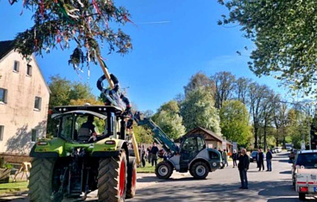 Latsch. Am 1. Mai stellte der Schnupferclub den 26,5 Meter hohen Maibaum auf dem Dorfplatz auf, begleitet vom Applaus der vielen Gäste. Die kurze Verzögerung des Starts tat der Stimmung keinen Abbruch.