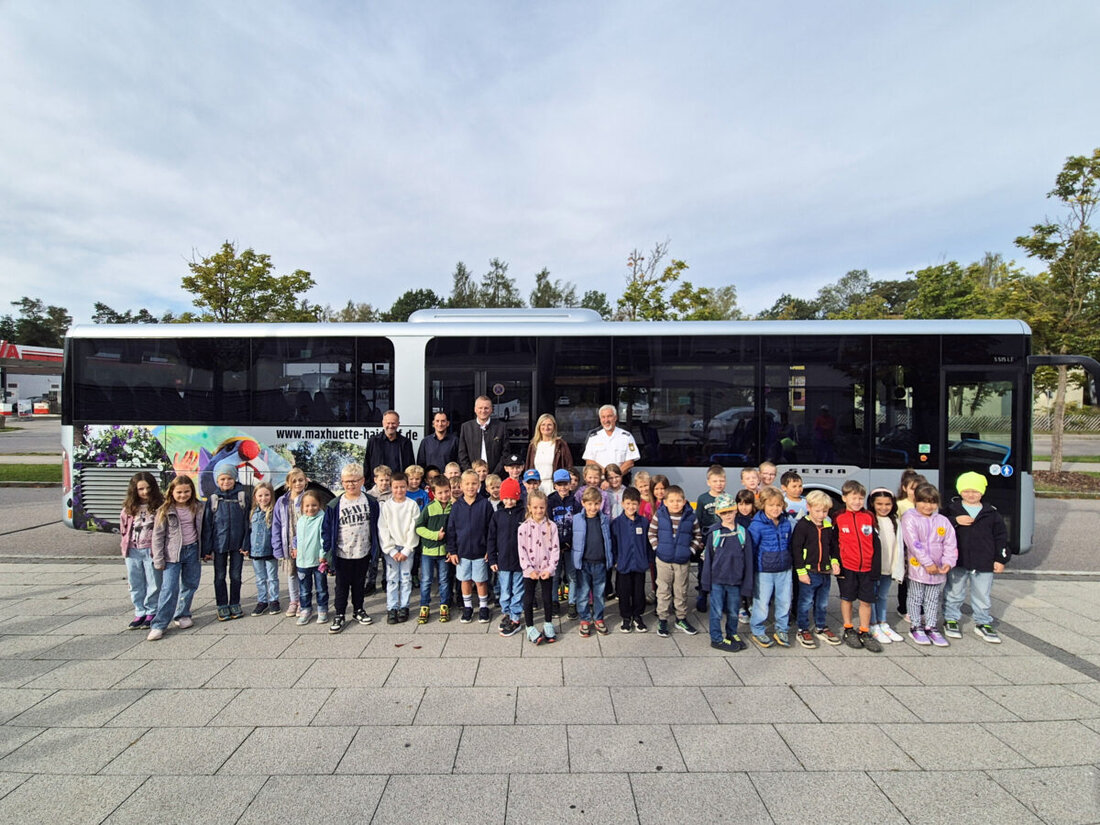 Maxhütte-Haidhof. Mit einer Schnupperfahrt bereiten sich 150 ABC-Schützen der Maximilian-Grundschule auf den sicheren Schulweg vor, unterstützt von Bürgermeister Rudolf Seidl, der 1234 Taxi & Omnibus GmbH und der Polizei.