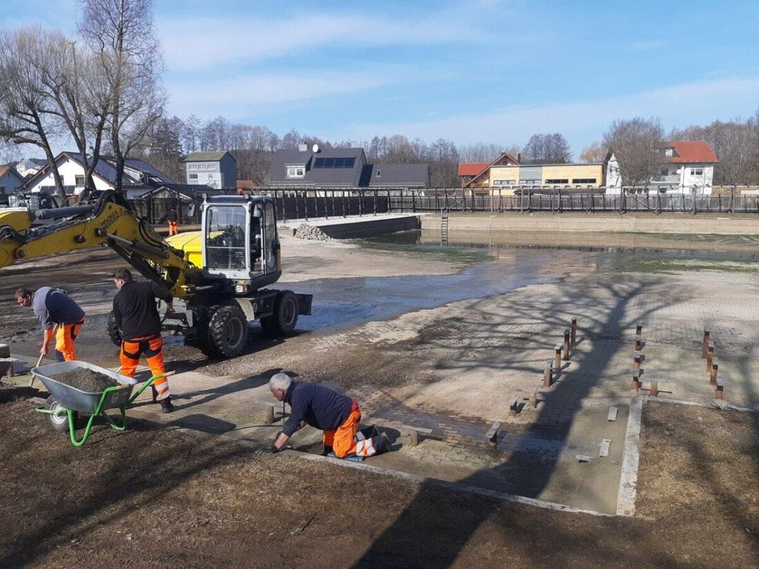 Schönsee. Im Moorbad werden die Holzplanken des Stegs erneuert, um für die Badesaison bereit zu sein.
