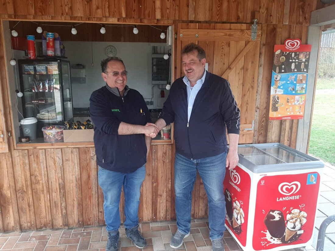 Schönsee. Das Moorbad wurde mit beendeten Stegarbeiten und gereinigtem Becken für die Saison eröffnet, mit Kioskbetrieb durch Senol Ünal und Konzert am 17. Mai.