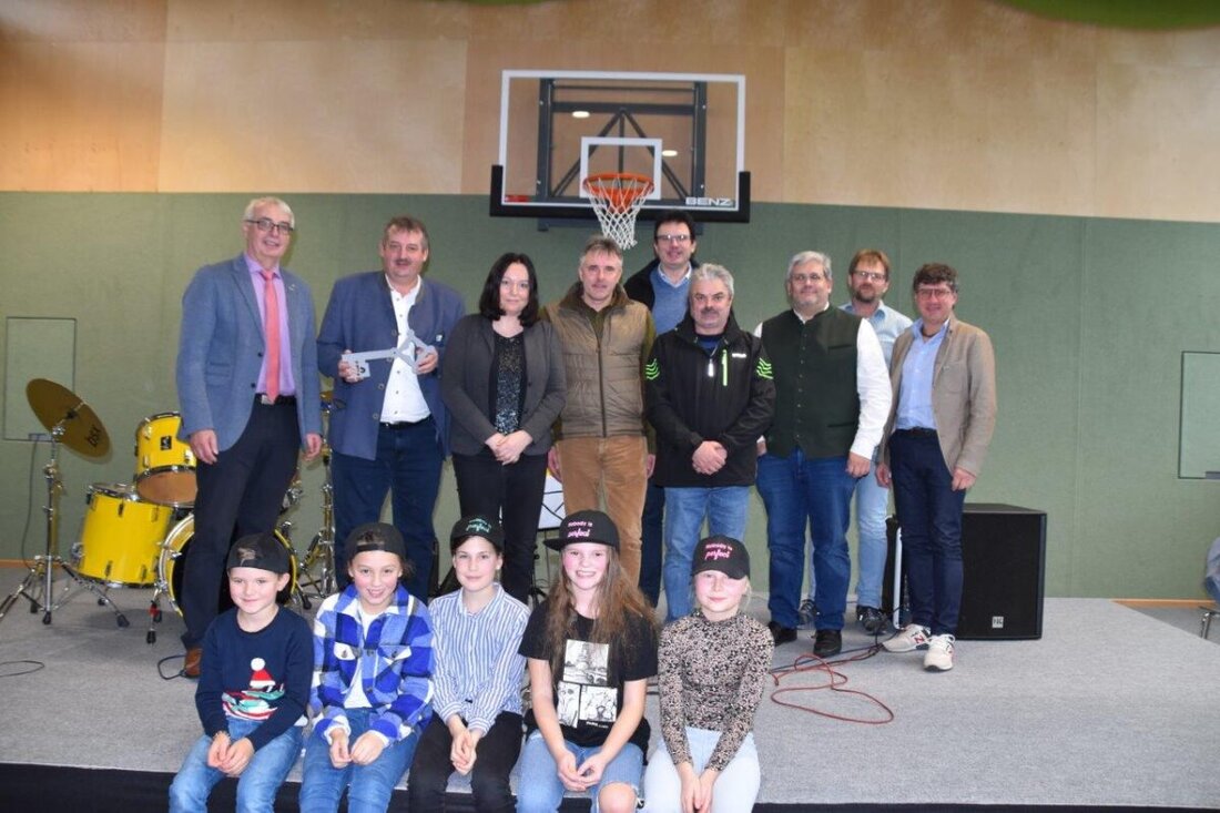 Schönsee. Das BürgerAktivZentrum wurde am 28. November feierlich eingeweiht, umgebaut aus einer alten Turnhalle mit Hilfe von Förderngeldern. Die multifunktionale Begegnungsstätte kostete rund 1,5 Millionen Euro und bietet nun Platz für Veranstaltungen.