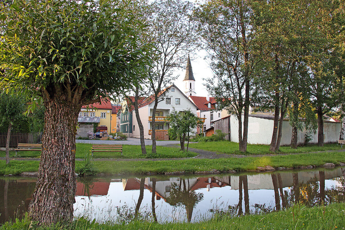 Schönsee. Am 19. April 2026 lädt das Centrum Bavaria Bohemia um 15 Uhr zum Erzähl-Café ein, wo Menschen ihre Migrationsgeschichten sowie mitgebrachte Gegenstände und Fotos teilen. Leihgaben für die Jahresausstellung willkommen.