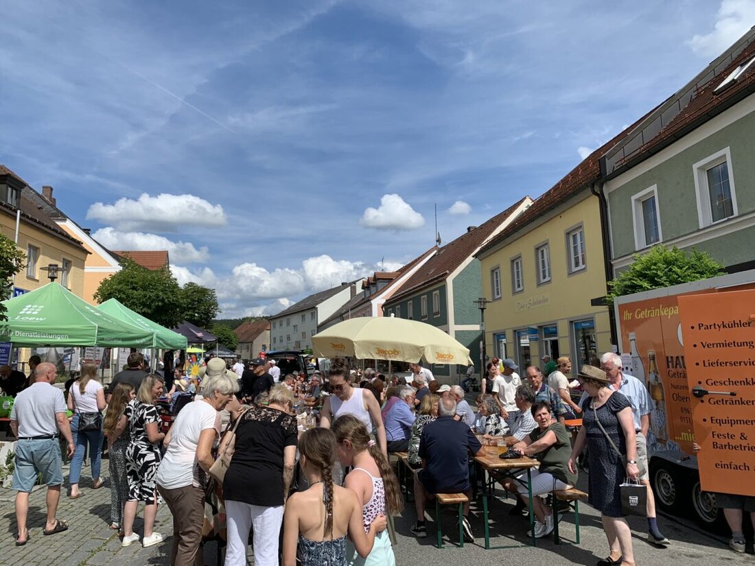 Schönsee. Die Stadt Schönsee lädt herzlich zur Kirwa am 13. Juli ein, die mit einem vielfältigen Programm und modernen Innovationen an zwei Standorten gefeiert wird. Es erwarten die Besucher landestypische Speisen aus rund 15 Nationen, ein Oldtimer-Treffen und vielfältige Unterhaltungsmöglichkeiten.