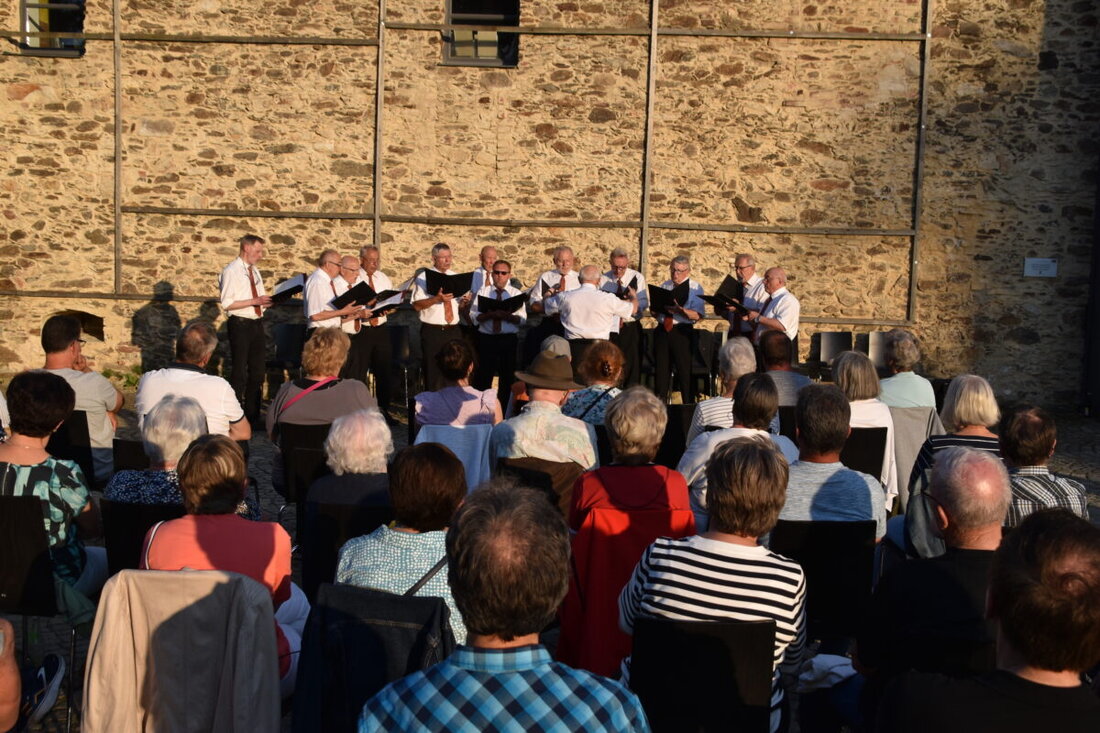 Schönsee. Die vorletzte Veranstaltung der Schönseer Abendklänge lockte etwa 80 Gäste mit a-Cappella-Gesang vom Männerchor unter der Leitung von Andreas Wirnshofer. Sommerliche Temperaturen und traditionelles Liedgut sorgten für einen gelungenen Sommerabend.