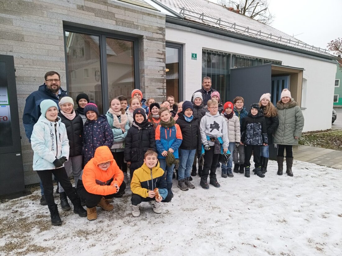 Schönsee. Die 4. Klasse der Schönseer Grundschule besuchte am 16. Januar mit Bürgermeister Reinhard Kreuzer das Rathaus, wo sie verschiedene Bereiche der Verwaltung kennenlernten und Fragen stellen konnten.