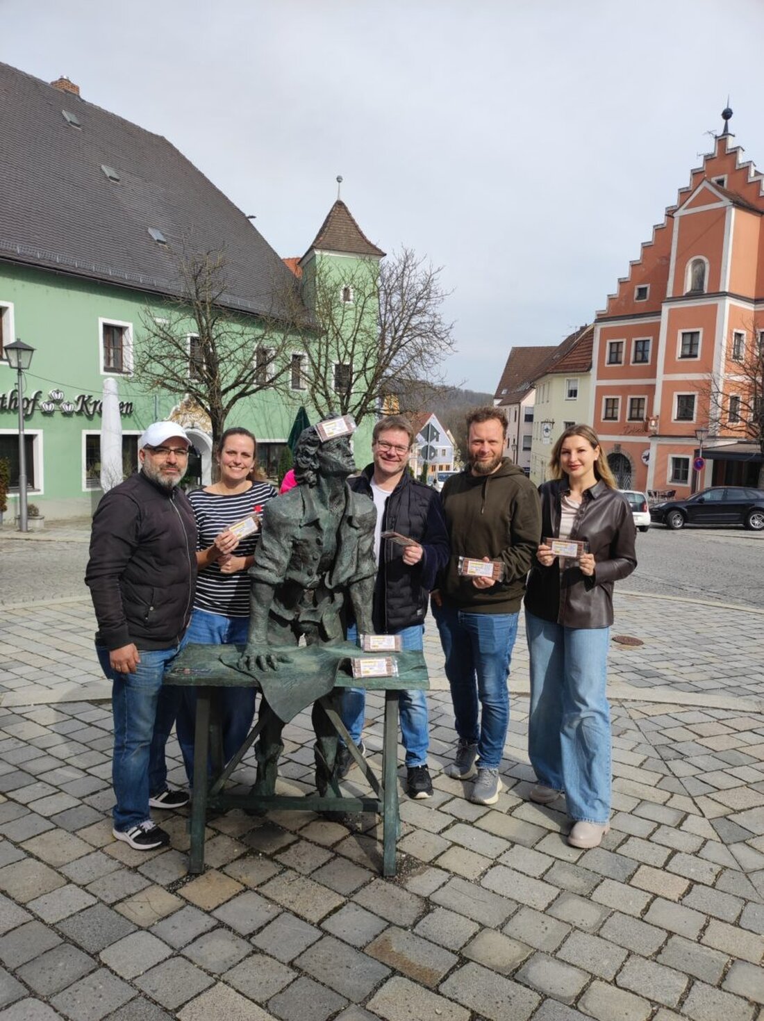 Burglengenfeld. Ab Dienstag, 24. März 2026, startet das Wirtschaftsforum das schokoladige Schoko-Lotto. Tafeln kosten drei Euro und dienen als Los: 200 Euro, dazu 100, 50 und 26-mal 25 Euro; Ziehung im April.