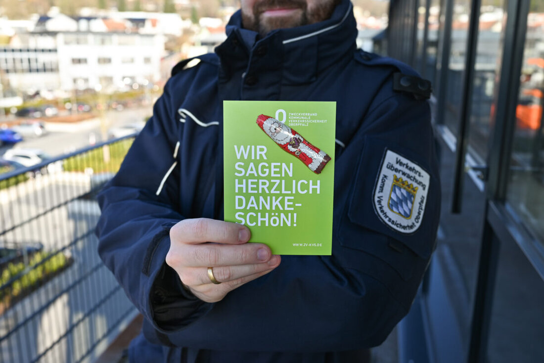 Amberg. Kurz vor Weihnachten beschenkt der ZV KVS Oberpfalz Richtigparker mit Karte und Schoko-Weihnachtsmann. Zum neunten Mal läuft die Aktion in 77 Kommunen mit über 5.000 Schoko-Weihnachtsmännern.