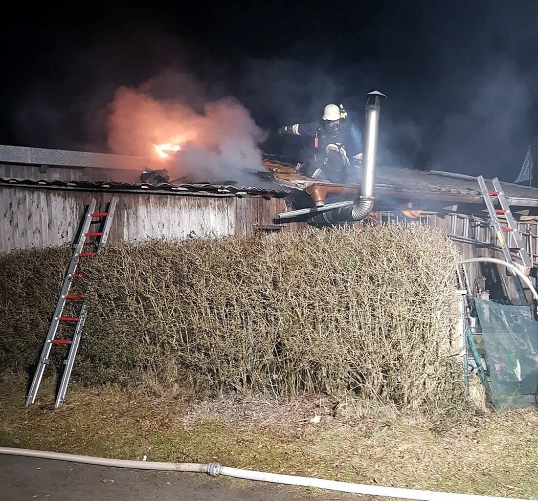 Pressath. In der Schrebergartenanlage “Scheibe” hat ein Gartenhaus gebrannt.  Zum Einsatz ausrücken mussten rund 29 Feuerwehrkräfte aus Pressath, Burkhardsreuth und Helfer vor Ort Pressath gegen 19.45 Uhr am Donnerstag. Ein [&hellip;]