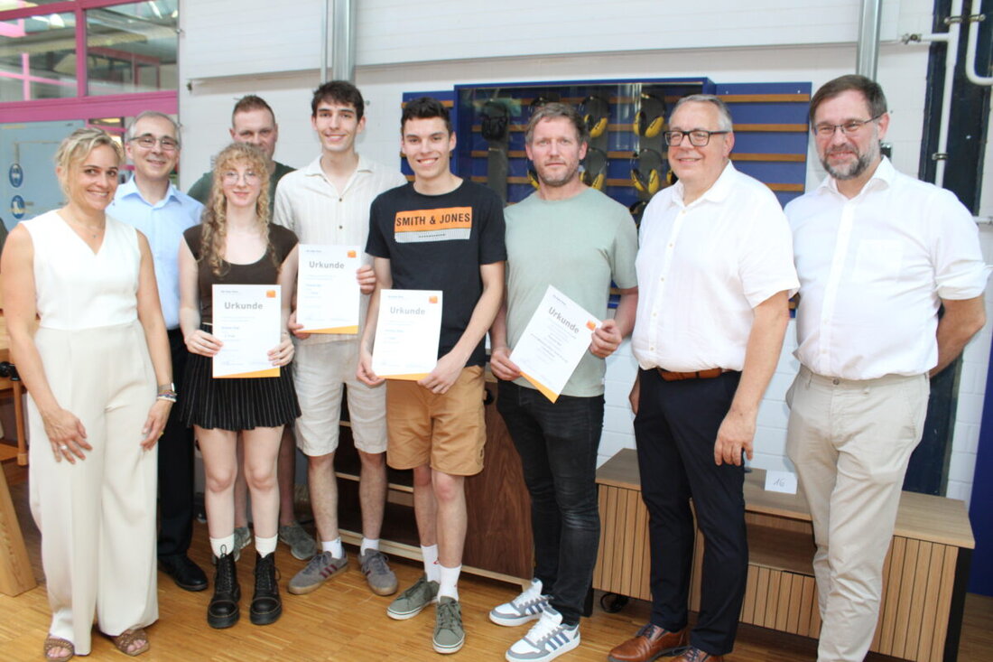 Weiden. Beim Sommerfest der Schreiner-Innung Nordoberpfalz wurden die Sieger des Wettbewerbs Die gute Form gekürt. Thomas Reil, Annelie Högl und Christian Siller überzeugten mit ihren Gesellenstücken, rund 100 Gäste feierten mit.