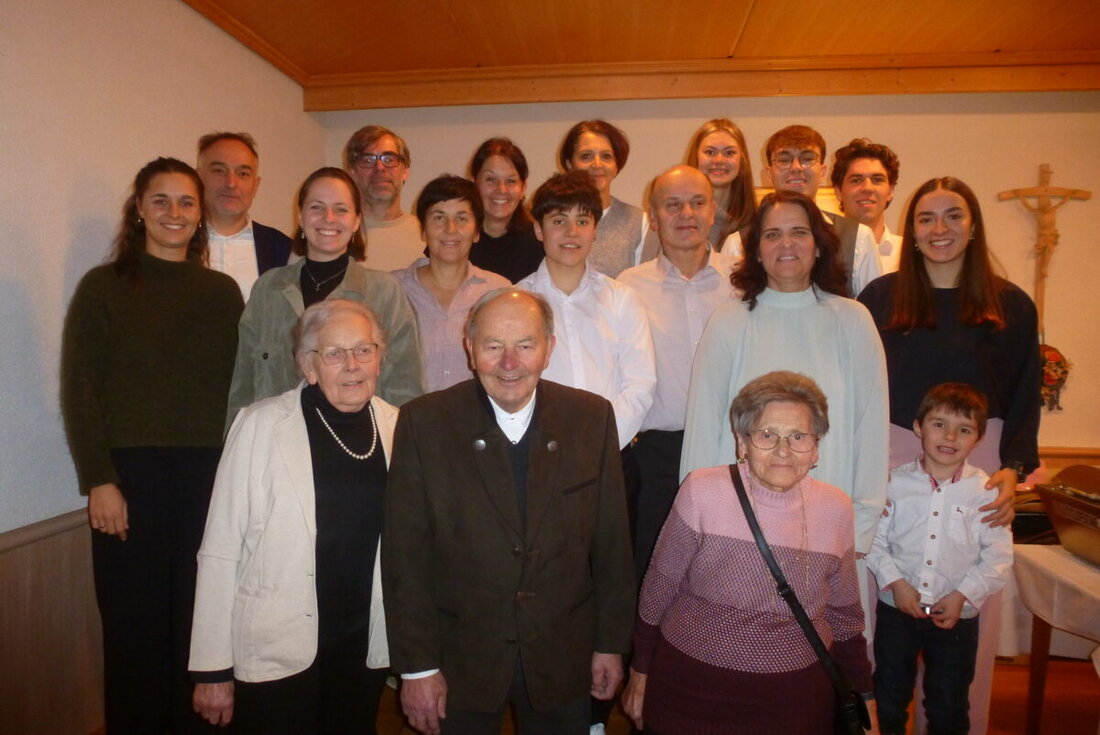 Weiden. Josef Lobenhofer feiert seinen 90. Geburtstag mit vielen Gratulanten. Der Schreinermeister hilft noch täglich in der Werkstatt.